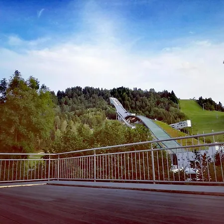 بيت شباب دير أثليتين *