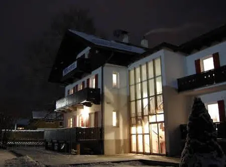 بيت شباب دير أثليتين *