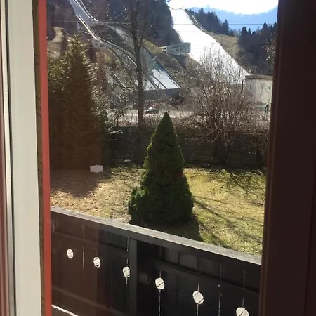 بيت شباب دير أثليتين *